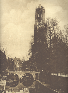 870048 Gezicht over de Oudegracht te Utrecht met in het midden de Gaardbrug en op de achtergrond de Domtoren.